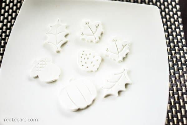 DIY Clay Leaf magnets. This is the best DIY Fal decorating ideas for the porch. Outdoor Fall Decorating ideas for your porch and beyond. Easy fall decorating ideas for your front porch. Lots of simple and inexpensive ideas to help you decorate your home for fall. #falldecor #falldecorations #fallonabudget #homedecorideas