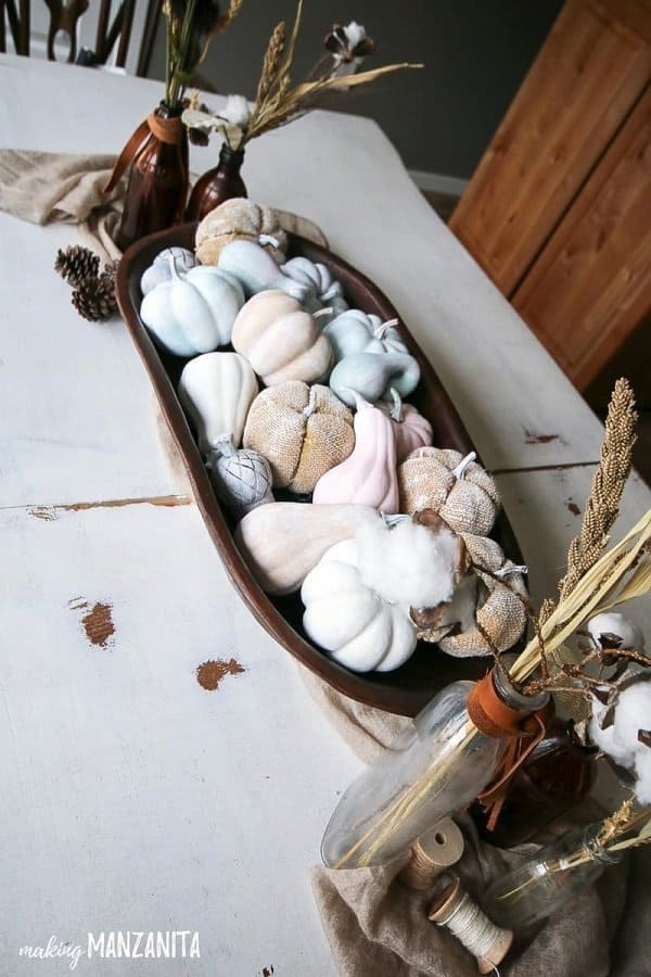 Elegant table decoration for fall. This is the best DIY Fal decorating ideas for the porch. Outdoor Fall Decorating ideas for your porch and beyond. Easy fall decorating ideas for your front porch. Lots of simple and inexpensive ideas to help you decorate your home for fall. #falldecor #falldecorations #fallonabudget #homedecorideas