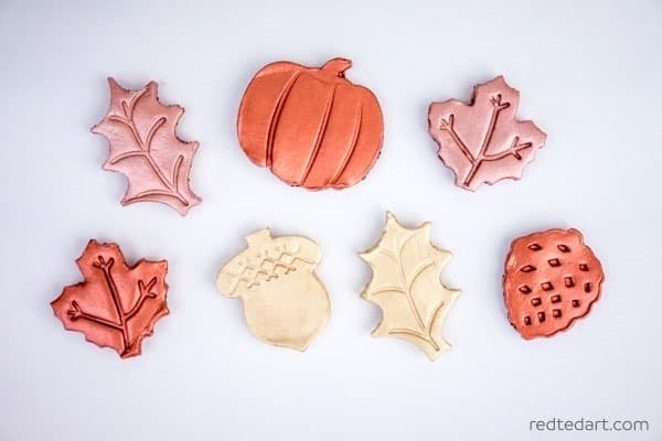 DIY Clay Leaf magnets. This is the best DIY Fal decorating ideas for the porch. Outdoor Fall Decorating ideas for your porch and beyond. Easy fall decorating ideas for your front porch. Lots of simple and inexpensive ideas to help you decorate your home for fall. #falldecor #falldecorations #fallonabudget #homedecorideas
