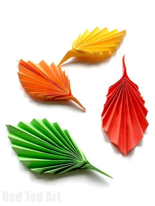 Paper leaf fall decoration. This is the best DIY Fal decorating ideas for the porch. Outdoor Fall Decorating ideas for your porch and beyond. Easy fall decorating ideas for your front porch. Lots of simple and inexpensive ideas to help you decorate your home for fall. #falldecor #falldecorations #fallonabudget #homedecorideas 