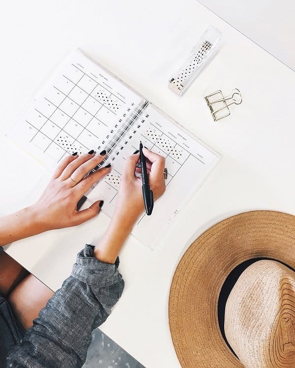 Everything you need to know about starting an online business. Learn how to start a business with no money. Helpful ideas that will teach you how to make money online and build a profitable business. Small Business Tips + Ideas | Organization | Resources | Planning | Printables | Start Ups
