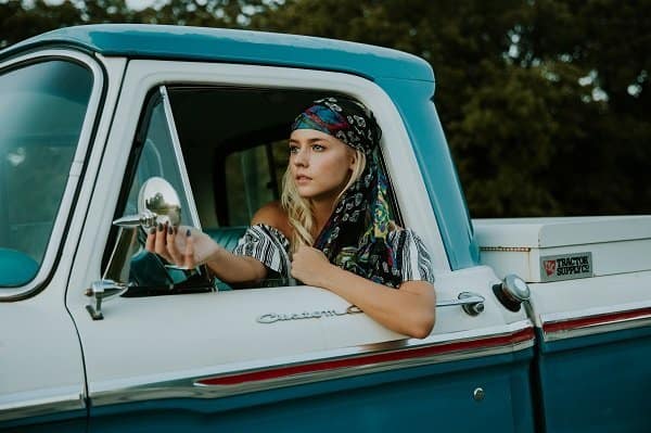 Looking for the best side hustle ideas? We have made a detailed list of some unique side hustle work you can start today to make some extra money fast working from home. Earn extra income on the side to make money. Use these creative ideas to make extra money online #sidehustle #makemoneyonline #makemoneyfromhome
