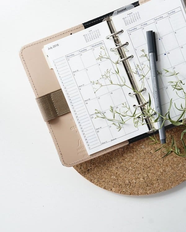 Are you looking for productivity tips for entrepreneurs? Or maybe productivity tips for bloggers? Staying organized as a creative entrepreneur is key to productivity! If you want to check important things off your to-do list and learn some awesome time management tips, this post is for you! | Productivity, Planning, organizing #productivity #planning #organizing #timemanagement