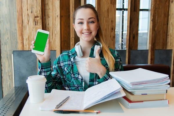 Are you a college student looking to make extra money? We came up with a massive list of online jobs for college students that you can do in your spare time easily. Grab this list of work from home opportunities so you can make extra cash while you are in college #workfromhome #collegestudents #students