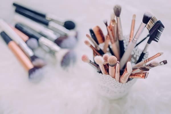 Lazy girl tips on saving money on beauty products. Use these makeup hacks to save money on your cosmetics and beauty products #beautytips #makeuphacks