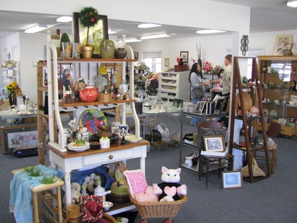 Save money on home decorations by shopping at thrift stores #savemoney