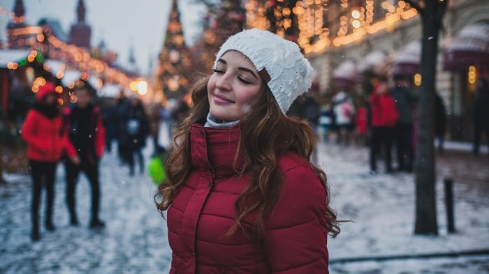 Here is how to survive Christmas on a budget if you are broke. Are you broke? Here is how to enjoy Christmas on a budget this year! #CHRISTMASTIPS #christmasonabudget #moneyforchristmas