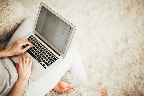 Become a freelance writer today! It is the best summer Jobs that pay! Are you looking to make easy money this summer? Then read this post! #summerjobs
