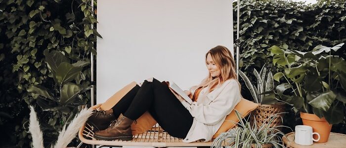These girl boss books will inspire you to become your best self and take your career to the next level. See my 2020 reading list now! #booksforfemaleentrepreneurs #bookstoreadinyour20s #motivationalbooksforwomen #girlbossbooks #bestbusinessbooks #lifechangingbooks
