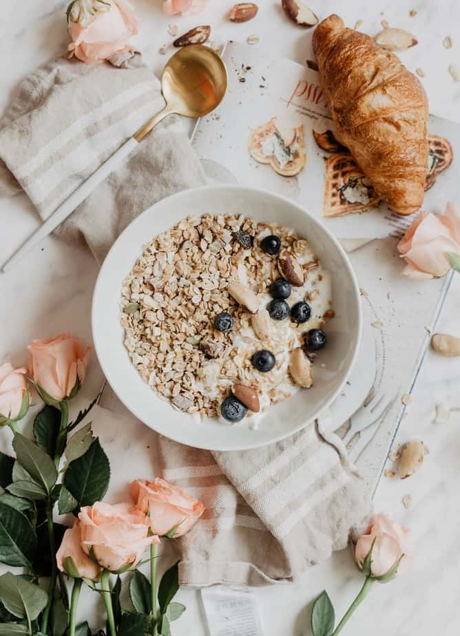 The daily habits of a successful woman requires you to eat a healthy breakfast every morning. Getting things done every morning will help you feel more accomplished every single day!